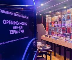 พนักงานเฝ้าร้านขายแผ่นเสียง